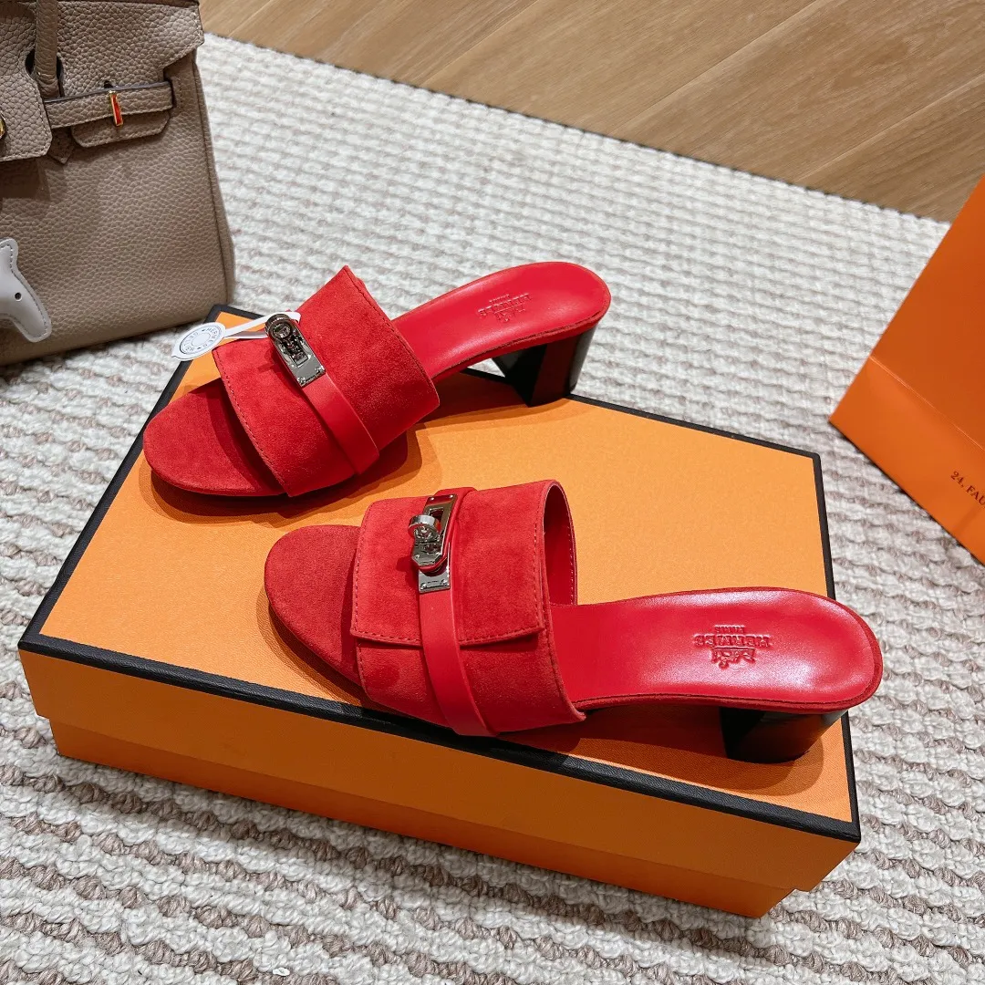 👟👟Ex-factory price 540👟👟 High version of the 2024 spring and summer new HERMES Hermès counter new style. The wedge-heeled Erjiu sandals and slippers, which have been extremely popular recently, are paired with various colorful socks. They are very trendy. Upper: cowhide. Outsole: technological imitation wood sole. Heel height: about 7cm. Size: Female 35-41 (40/41 non-refundable and non-exchangeable)